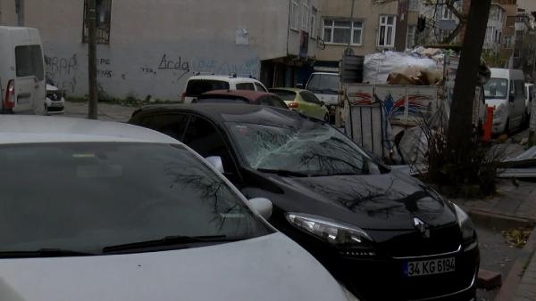 Sultangazi'de çatı uçtu 3 otomobil zarar gördü