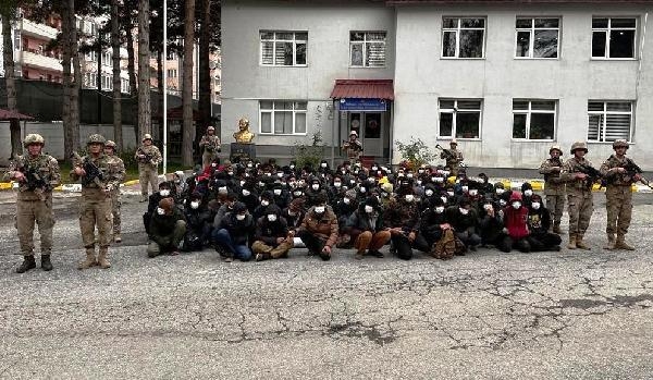 Bitlis'te 130 kaçak göçmen yakalandı; 3 organizatöre gözaltı