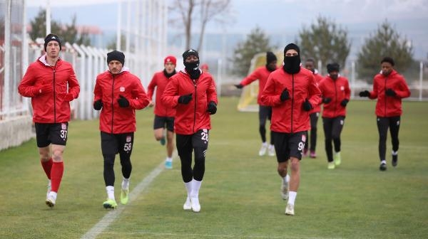 Sivasspor, Galatasaray maçının hazırlıklarına ara vermeden başladı