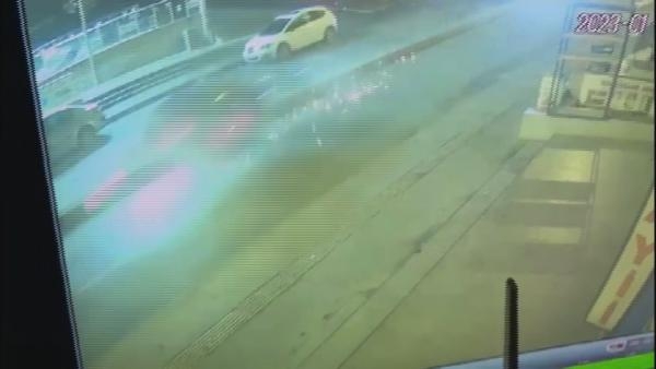 Ümraniye’de otomobille İETT otobüsünün çarpıştığı kaza kamerada