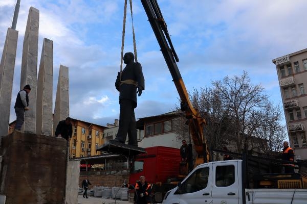 Meydandaki 30 yıllık Atatürk heykeli, bakım için yerinden alındı 