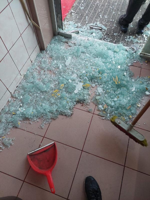 Güngören'de köpekten kaçarken çarptığı cam kapıyı parçaladı