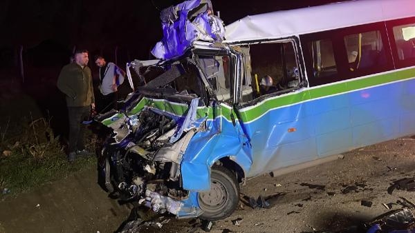 TIR'a arkadan çarpan minibüsün sürücüsü öldü