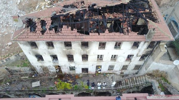 Kilise lojmanında çıkan yangında oluşan hasar havadan görüntülendi