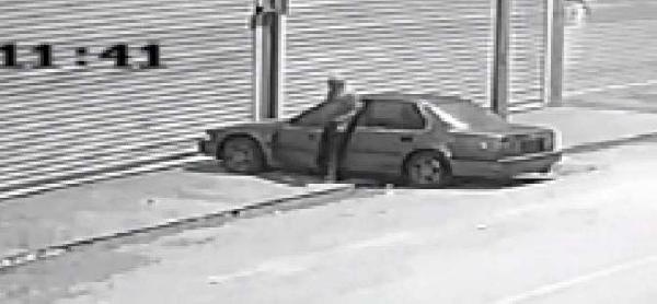 Otomobilden hırsızlık yapan şüpheli, site bekçisine kendi aracını ittirdi