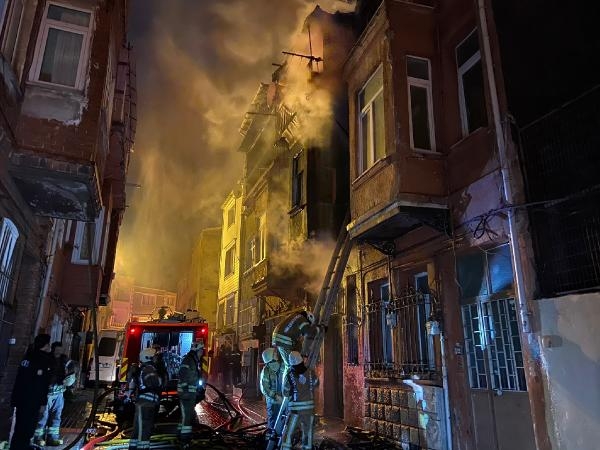 Fatih'te 3 katlı binada yangın; binadan atlayan 1 kişi yaralandı