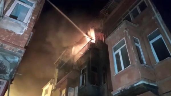 Fatih'te 3 katlı binada yangın çıktı(1)