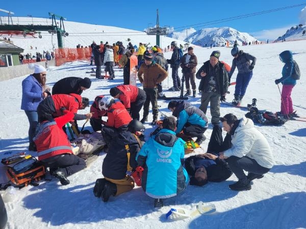 Saklıkent'te kayakçı, sıra bekleyenlere çarptı: 4 yaralı
