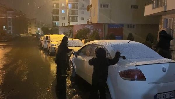 İstanbul beklenen kar'a kavuştu, Beyaz örtü İstanbulu esir aldı