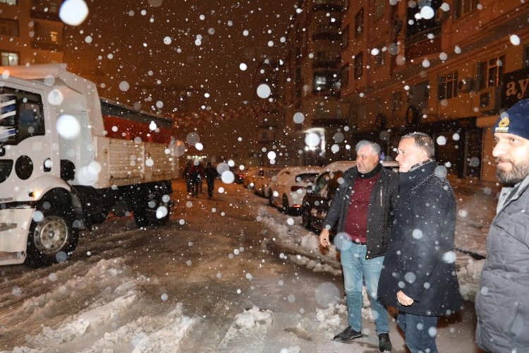 Mardin Artuklu'da Başkan Tatlıdede, kar temizleme çalışmalarını inceledi