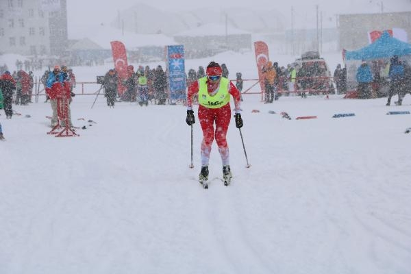 Yüksekova'da sporcular 'Kayaklı Koşu Elemeleri'nde yarıştı 