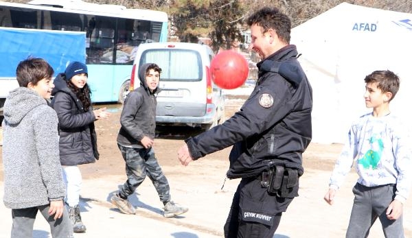 Çevik kuvvet polisleri depremzede çocuklarla futbol oynadı