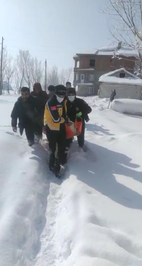 Kardan kapalı 200 metrelik yolu küreklerle açarak tansiyon hastasına ulaştılar