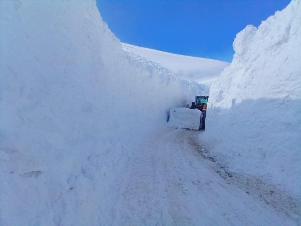Askeri üs bölgesi yolu kapandı, kar kalınlığı 5 metreyi geçti 