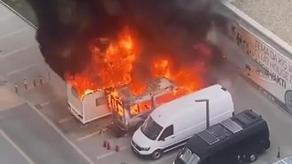Küçükçekmece’de park halindeki karavan ve minibüs alev alev yandı
