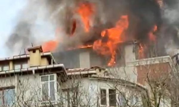 Üsküdar'da 5 katlı binanın çatısı alev alev yandı