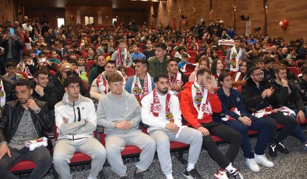 Sivassporlu futbolculardan depremzedelere moral ziyareti