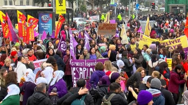 Kadıköy'de kadınlar 8 Mart öncesi toplandı
