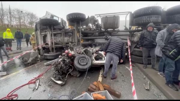 (Geniş Haber) Sultagazi'de beton mikseri otomobilin üzerine devrildi: 2 yaralı