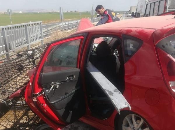 Nusaybin’de TIR’ın sıkıştırdığı otomobile bariyer ok gibi saplandı: 4 yaralı