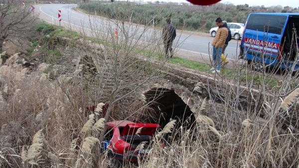 Kilis'te otomobil, dereye uçtu: 3 yaralı 