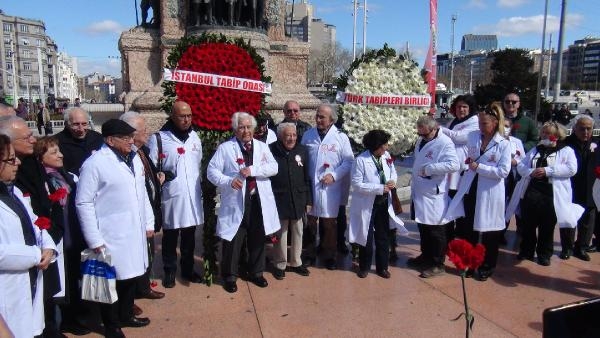 Taksim Cumhuriyet Anıtı'na sağlık çalışanları çelenk bırakıldı