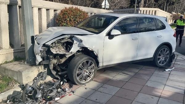 Zeytinburnu'nda lüks cip duvara çarptı, sürücü kaçtı