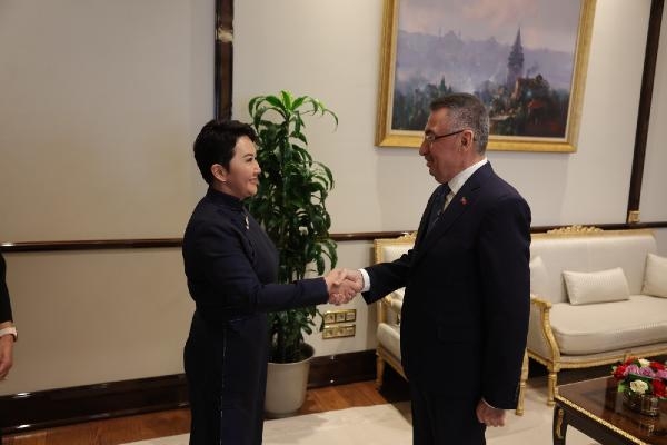 Cumhurbaşkanı Yardımcısı Oktay, Moğolistan Dışişleri Bakanı Batmunkh ile görüştü