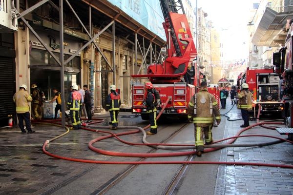 (Geniş haber) İstiklal Caddesi'nde restorandaki yangın kiliseye sıçradı