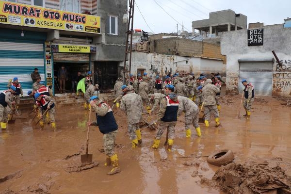 Şanlıurfa'daki sel felaketinde ölü sayısı 13 oldu; çamur temizleniyor (2)