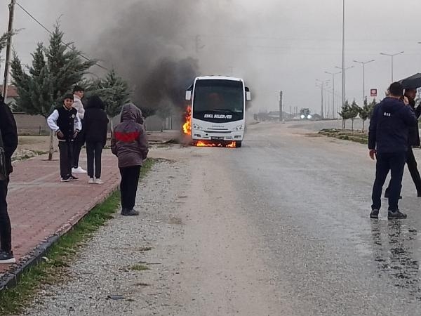 Aksaray'da öğrenci servis midibüsü yandı 