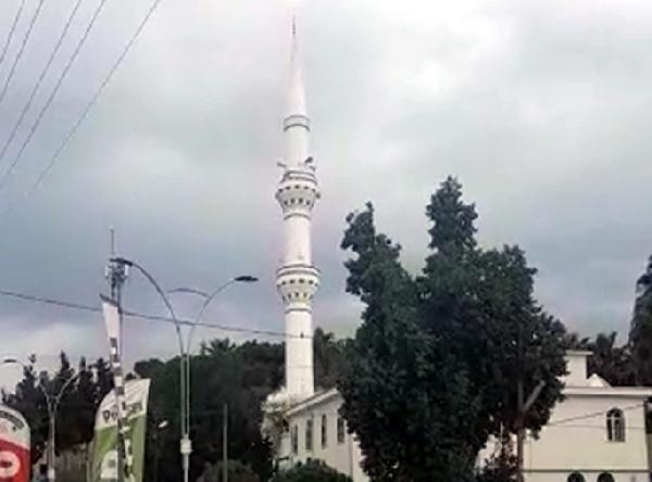 Depremde hasar gören minarenin yıkımı gerçekleştirildi
