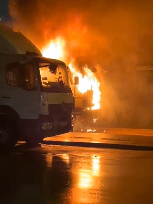 Pendik'te park halindeki kamyon alev alev yandı 