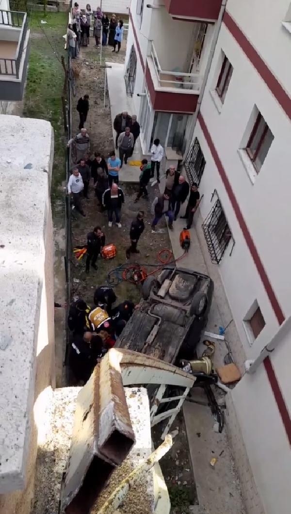 Ankara'da otomobil istinat duvarından düştü: 2 yaralı