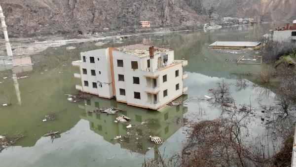 Yusufeli’nde baraj suları terk edilen binalara girdi