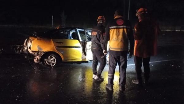 Takla atan taksi direğe çarptı: Ahmet Efe öldü, 2 yaralı