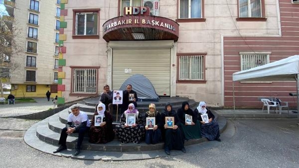 HDP önündeki aileler, ramazanda da evlat nöbetinde