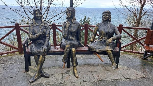 Ordu'da 'Üç Kız' heykeline yine zarar verildi