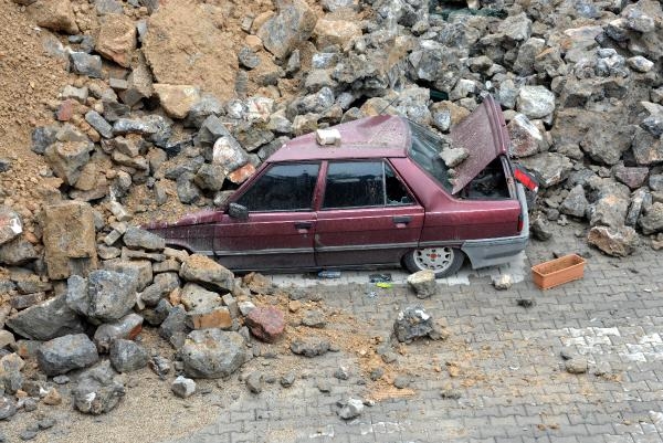Kahramanmaraş’ta istinat duvarı yıkıldı; 8 araç hasar gördü
