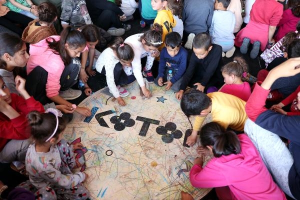 Ünlüler, depremzede çocuklara Antakya’da etkinlik alanı oluşturdu