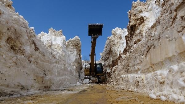 Hakkari'de nisan ayında 5 metreyi aşan karla mücadele