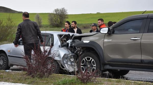 Sivas'ta kamyonet otomobile çarptı: 8 yaralı
