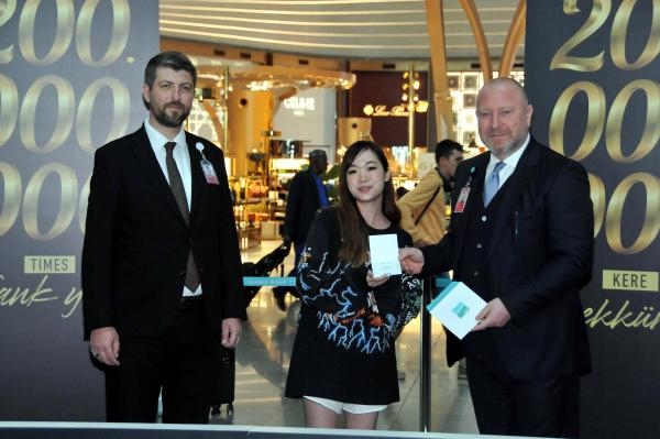 İstanbul Havalimanı'nın 200 milyonuncu yolcusu Carina Lee oldu