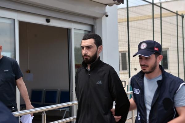 Adana’da iki araçta 13 kaçak göçmen yakalandı; sürücülerden biri tutuklandı