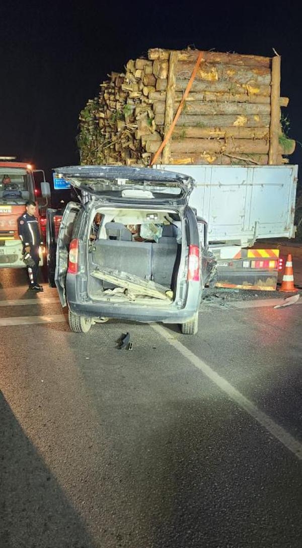 Kırmızı ışıkta duran kamyona çarpan aracın sürücüsü öldü
