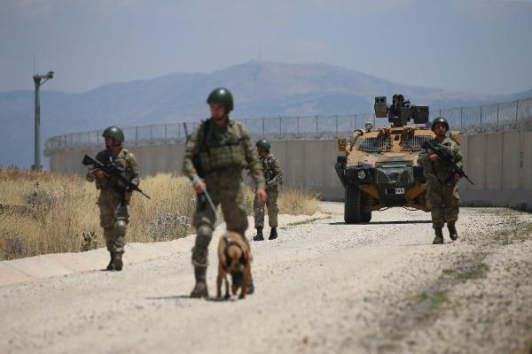 Suriye'den Türkiye'ye geçmeye çalışan 1'i PKK'lı, 12 kişi yakalandı