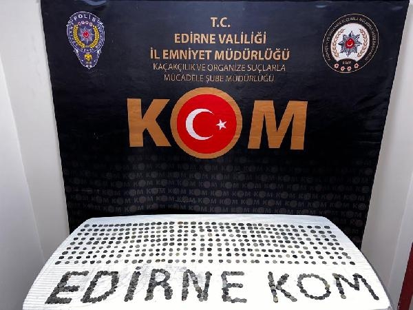 Edirne'de durdurulan otomobilde 940 adet sikke ele geçirildi; 6 gözaltı 