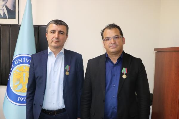 Özbekistan'da sadece askerlere verilen cesaret madalyası, Diyarbakırlı bilim insanlarına verildi