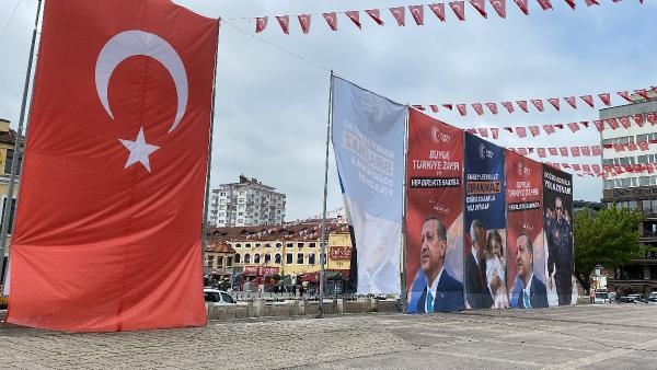 Üzerinde Cumhurbaşkanı Erdoğan’ın olduğu afişleri yakan şüpheli gözaltına alındı