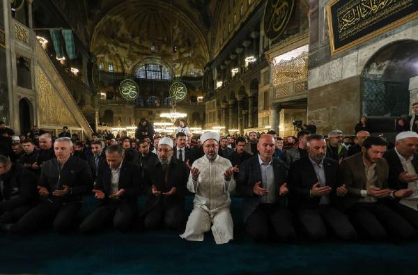(Ek fotoğraflar) Bakan Soylu sabah namazını Ayasofya Camii'nde kıldı 